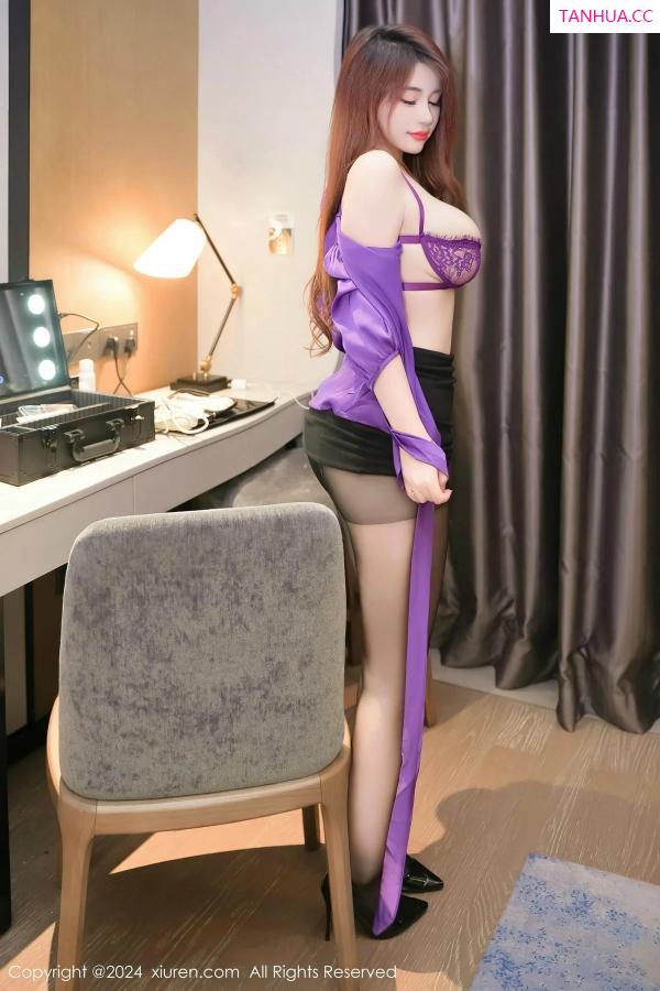 美七Mia  [XiuRen]高清写真图 2024.03.15 No.8237 美七 Mia 短裙美腿第29张图片